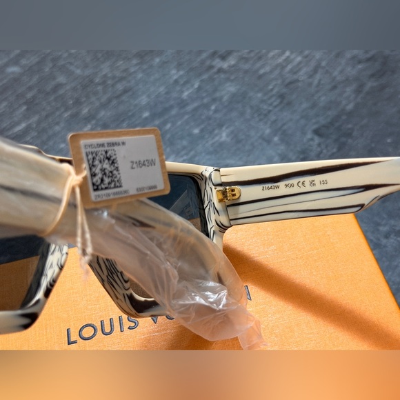 Louis Vuitton cyclone zebra Sunglasses W - Picture 4 of 5